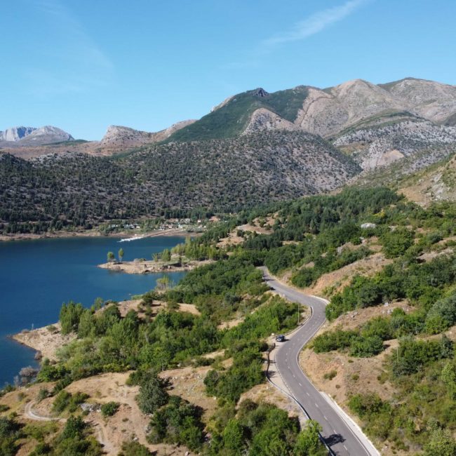 Carretera paralela al embalse