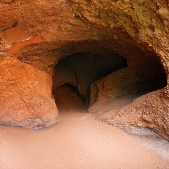 Pequeña cueva en la montaña