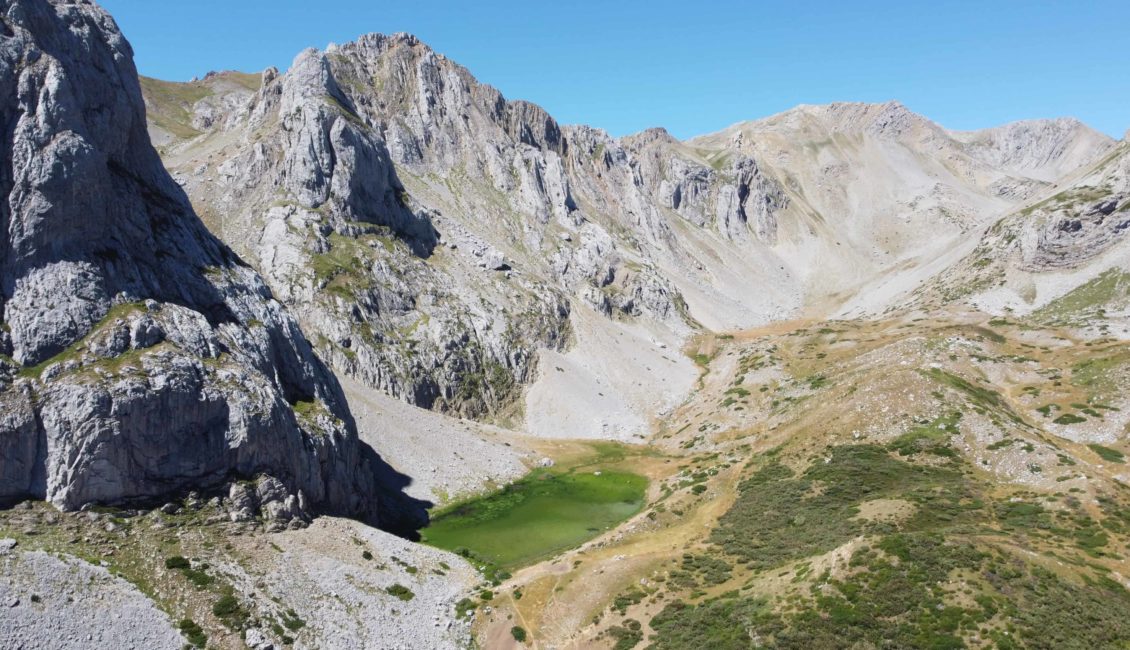 Laguna entre montañas