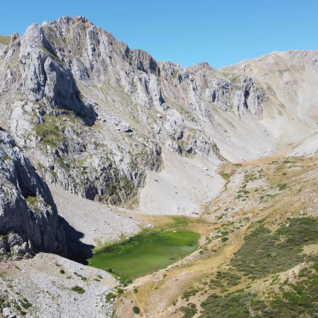 Laguna entre montañas