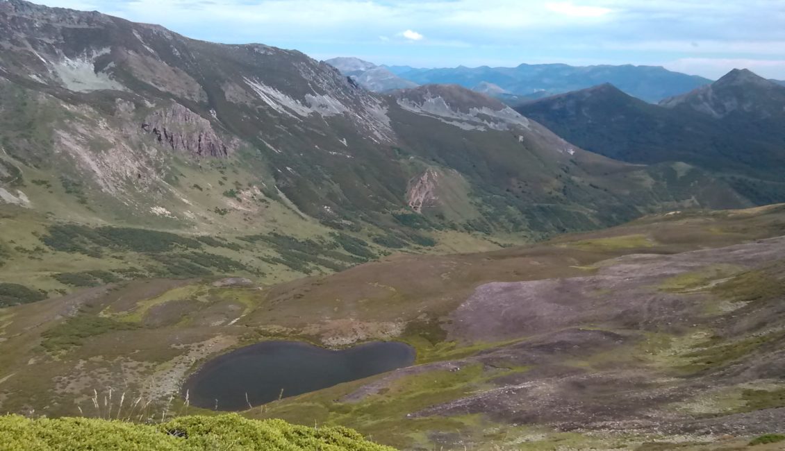 Lago en el monte