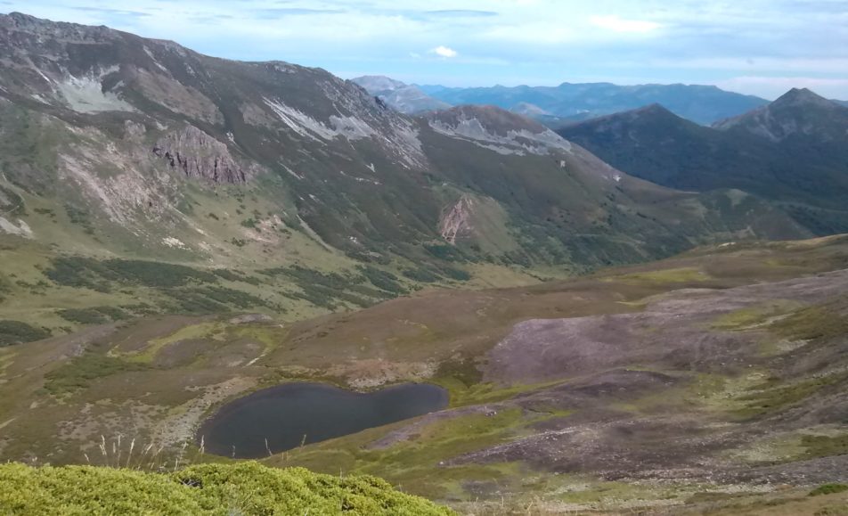 Lago en el monte