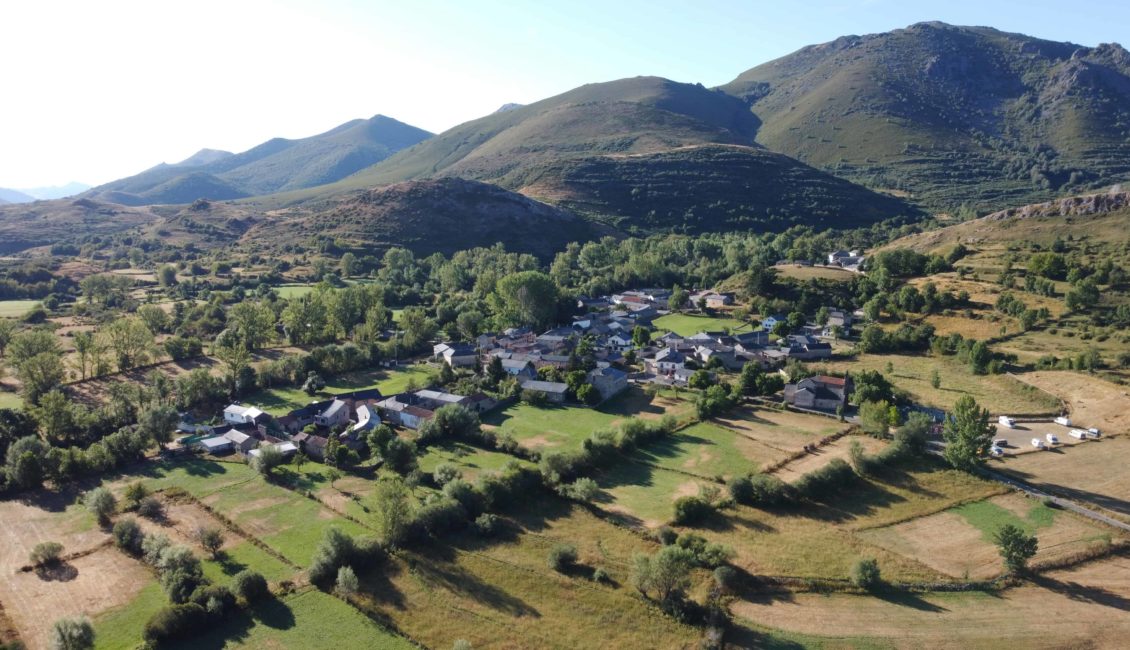 Pueblo entre las montañas