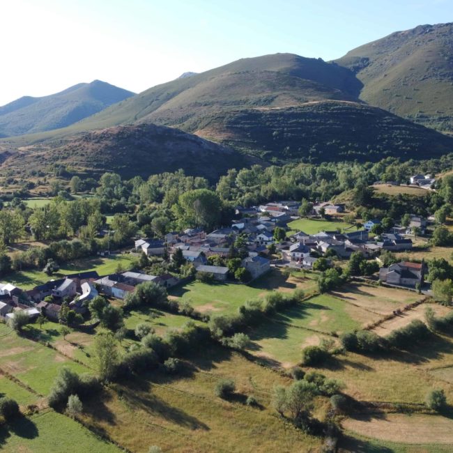 Pueblo entre las montañas