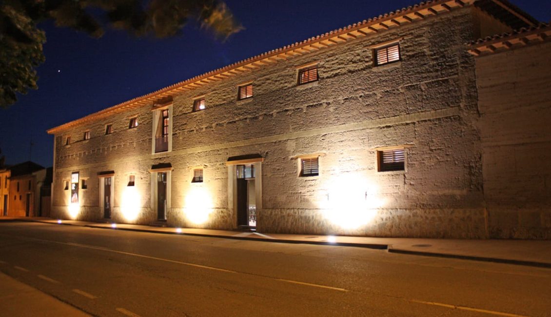 Fachada del edificio de noche