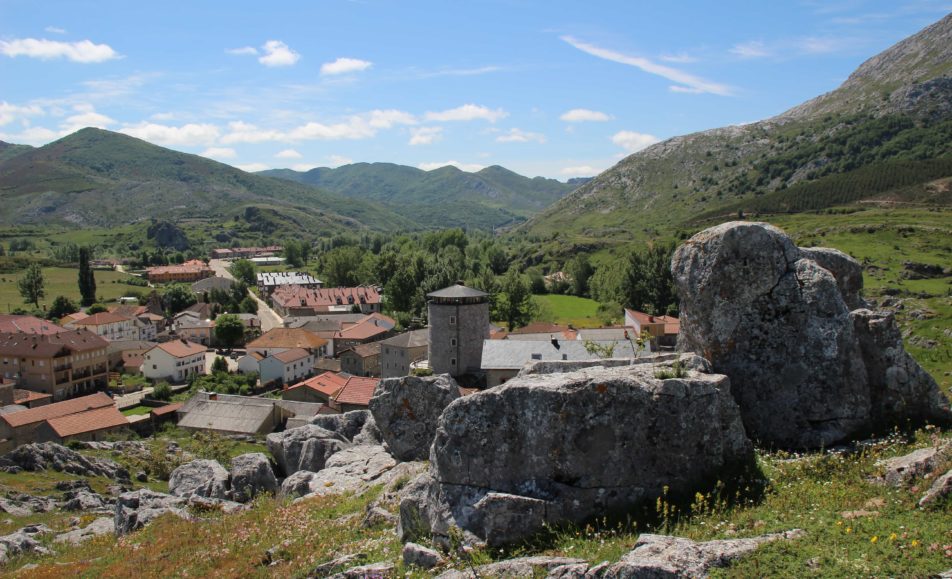 Vista lejana del pueblo