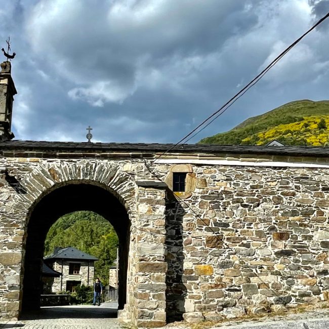 Lateral de la iglesia de piedra