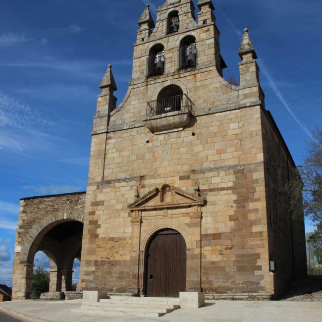 Fachada de la iglesia