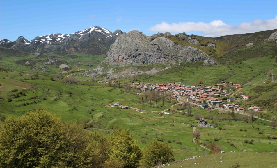 Pueblo con montañas al fondo