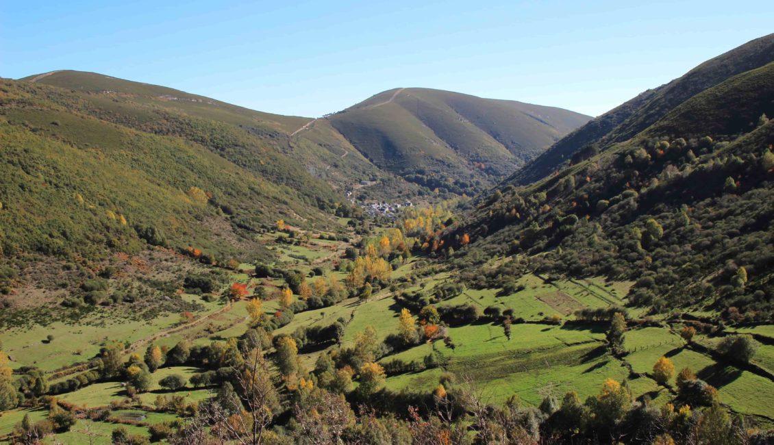 Valle entre montañas