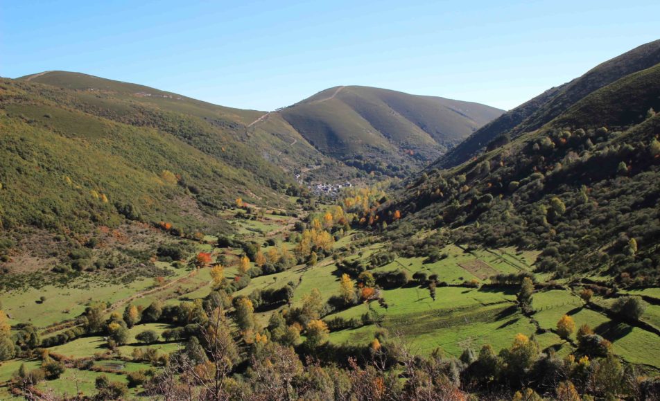 Valle entre montañas