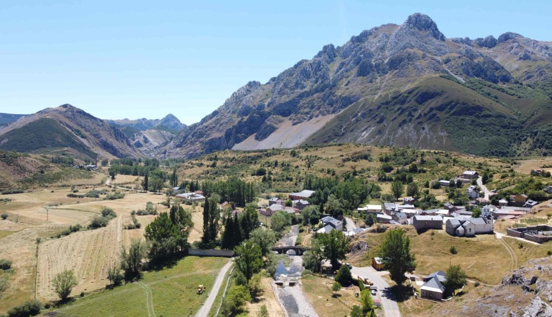 Pueblo con montaña al fondo