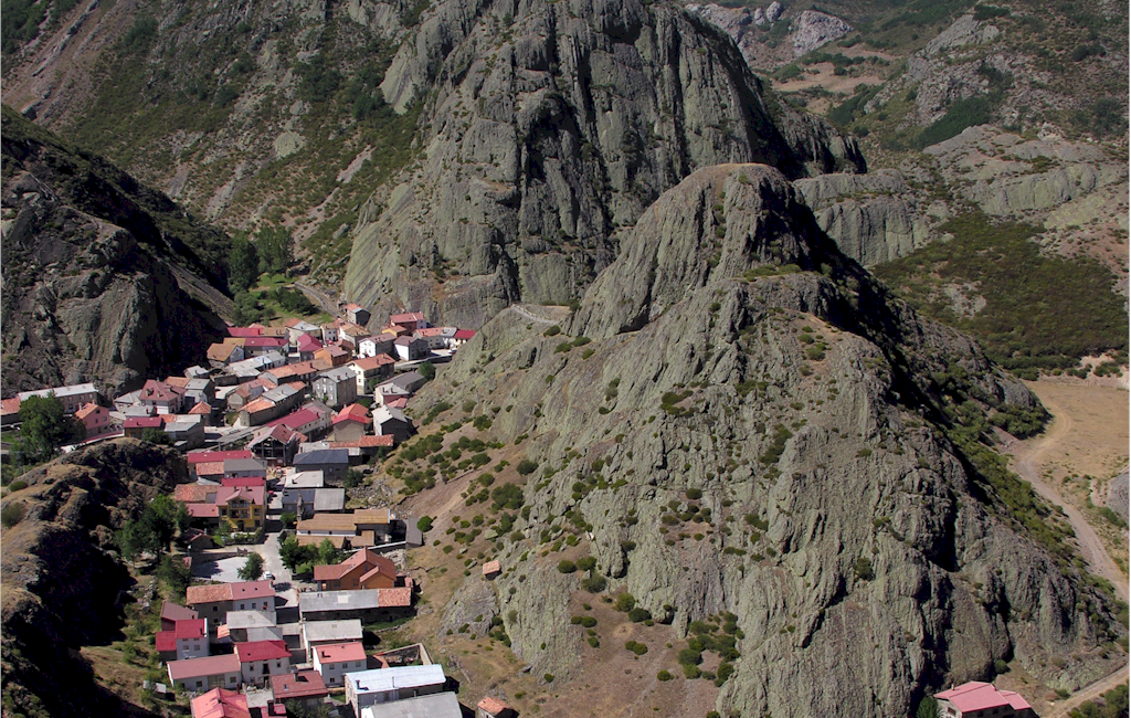 Pueblo y montañas