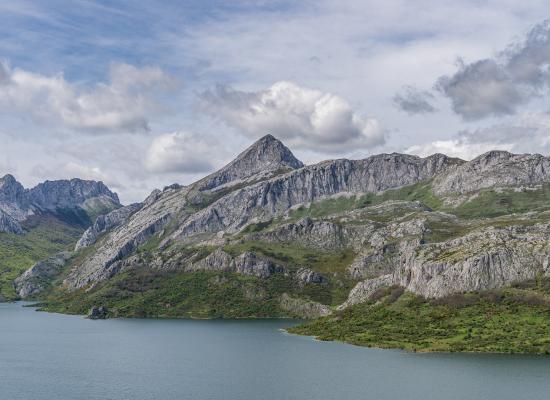 Montañas y rio