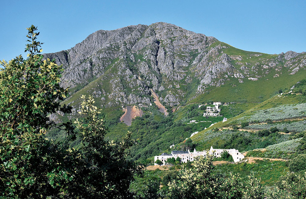 Montaña al fondo