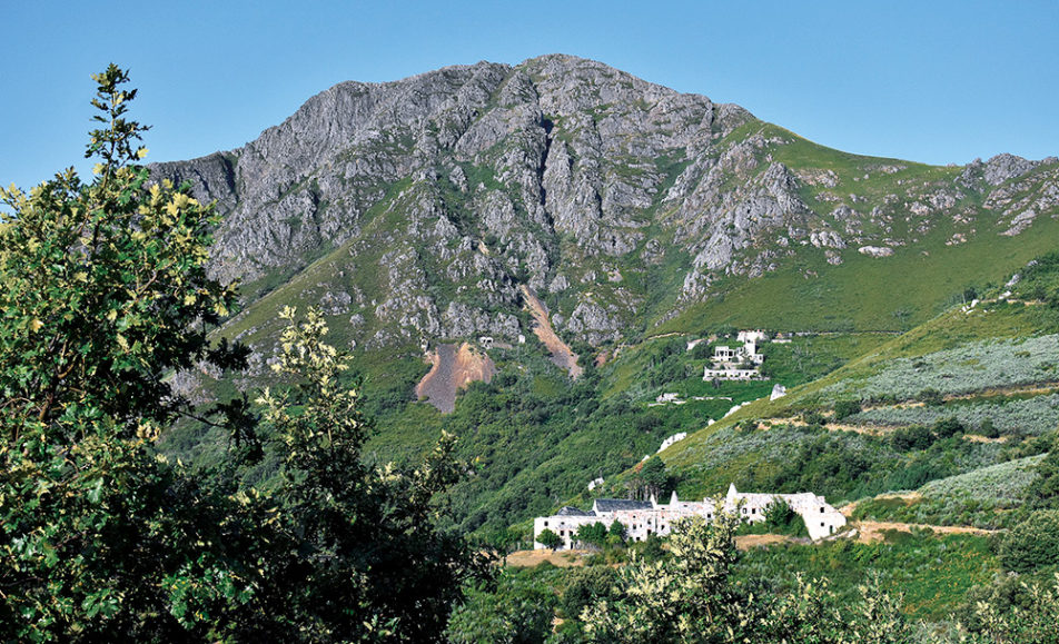 Montaña al fondo