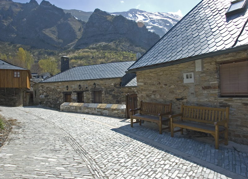 Casas y calle de piedra