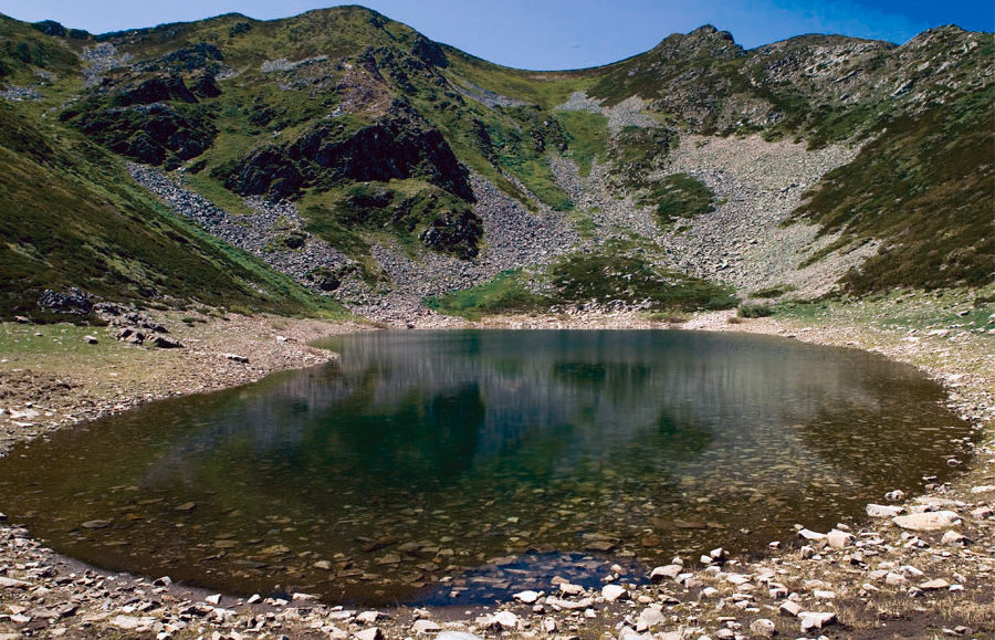 Lago en las montañas