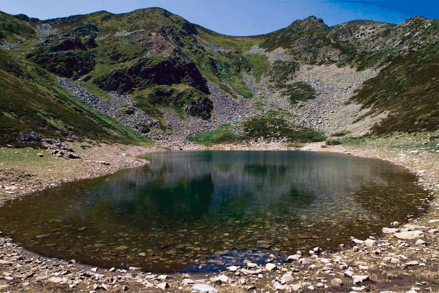 Lago en las montañas