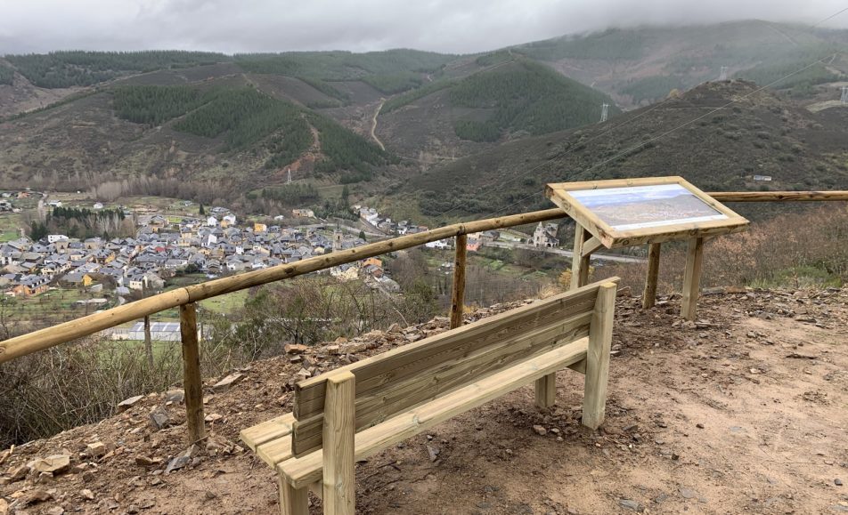 Banco en un mirador al pueblo