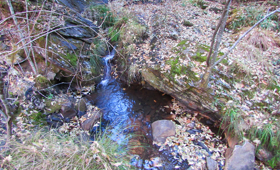 Agua entre rocas